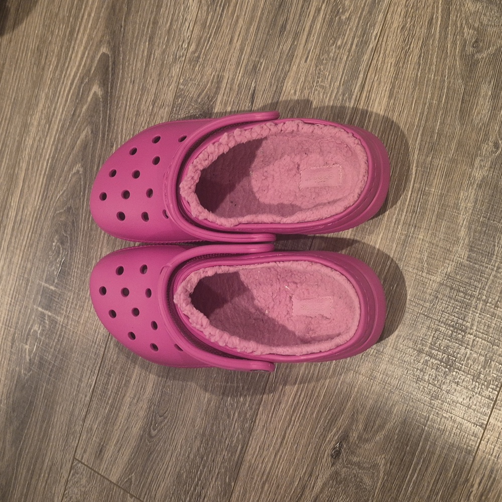 CROCS Women Fuzzy Pink Slippers - Picture 4 of 4